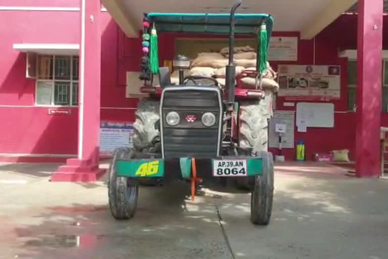 கள்ளச் சாராயம் காய்ச்ச கொண்டு செல்லப்பட்ட 70 கிலோ வெல்லம் பறிமுதல்