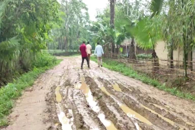 বিধ্বস্ত পথে জ্বলা-কলা খুৱাইছে দুলীয়াজানবাসী ৰাইজক