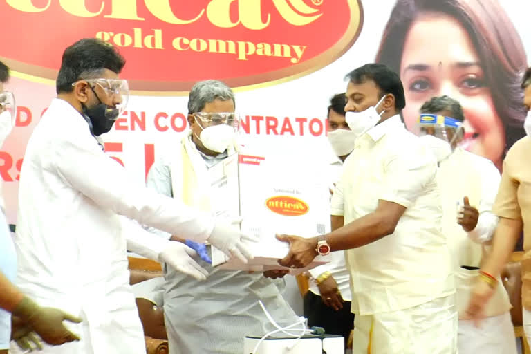 businessman bommanahalli babu donates 25 oxygen concentraters to congress