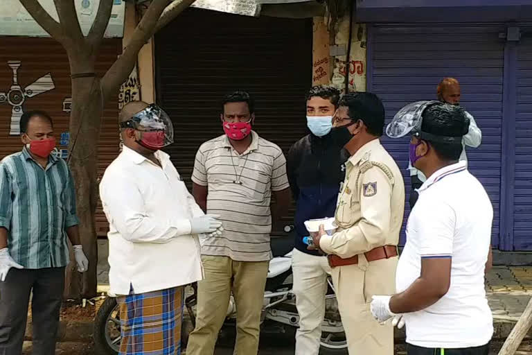 A Man Distributing food to Public in Dharwad