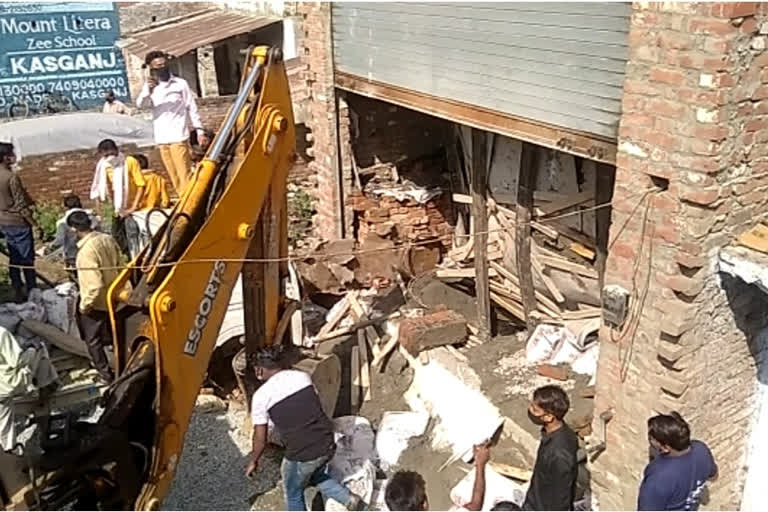 Kasganj under-construction building collapse  under-construction building collapse  under-construction building collapse in UP  building collapse in UP  യുപിയിൽ നിർമാണത്തിലിരുന്ന ബഹുനില കെട്ടിടം തകർന്ന് മൂന്ന് പേർ മരിച്ചു  ഉത്തർപ്രദേശിലെ കസ്‌ഗഞ്ച്