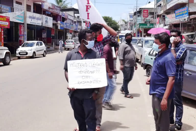 പൊതിച്ചോര്‍ വിതരണം  ഡിവൈഎഫ്‌ഐ പ്രവര്‍ത്തകര്‍ പൊതിച്ചോര്‍ വാർത്ത  കൊവിഡ് പ്രതിസന്ധി  DYFI food distribution in idukki due to lock down  DYFI food distribution