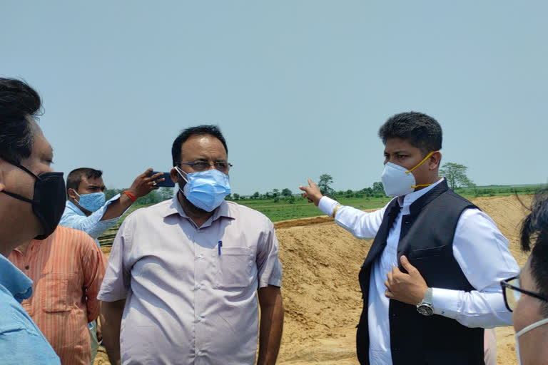 irrigation-minister-visit-kalangmukh-embankmaent-swicth-gate