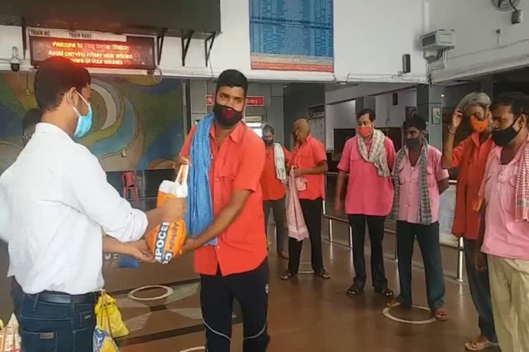 social-organization-gave-ration-packet-to-porters-in-jamshedpur