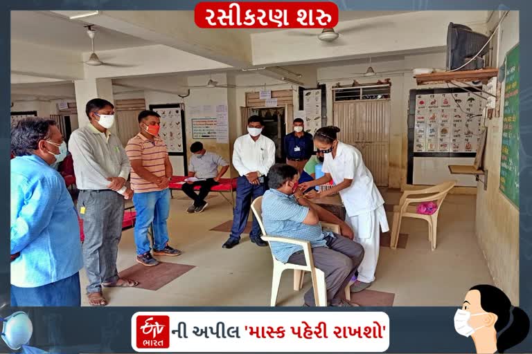 વઘઈ અને ઝાવડા ખાતે કોવિડ-19 વેક્સિનેશન ઝુંબેશ હાથ ધરાઇ