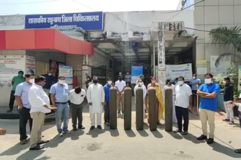 TS Singhdeo gave 190 oxygen cylinders to Ambikapur Medical Hospital