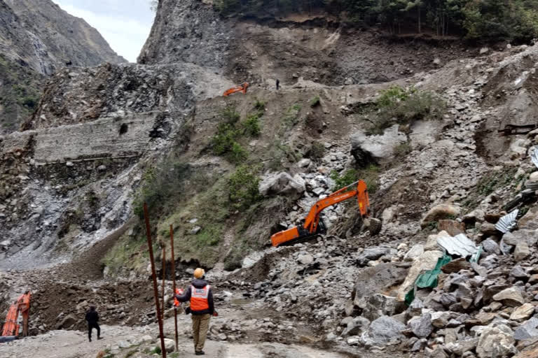 Badrinath highway did not get smooth even on the fourth day