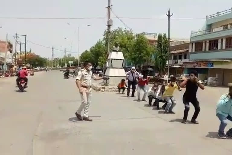 POLICE TAKING STRICT ACTIONS AGAINST PEOPLE WHO ARE WANDERING OUTSIDE IN VIDISHA