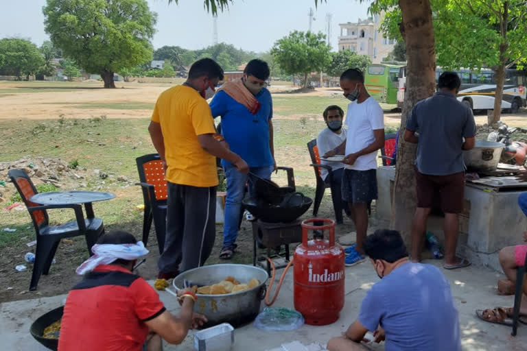 RSS is providing free food in Simdega