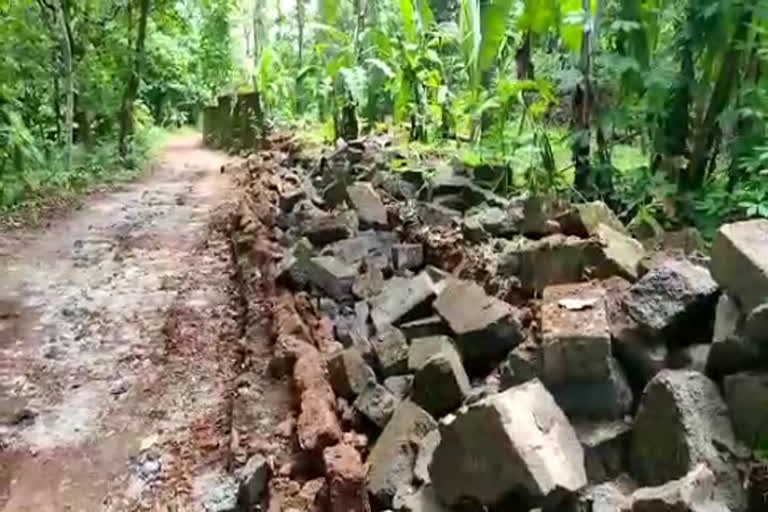 റോഡിലേക്ക് പതിച്ച് കൂറ്റന്‍ മതില്‍ വാര്‍ത്ത  കണ്ണൂര്‍ പട്ടുവം കൂറ്റന്‍ മതില്‍ തകര്‍ന്ന് വീണു വാര്‍ത്ത  പട്ടുവം ദീനസേവനസഭ ചുറ്റുമതില്‍ തകര്‍ന്നുവീണു വാര്‍ത്ത  കനത്ത മഴയില്‍ മതില്‍ തകര്‍ന്നുവീണു വാര്‍ത്ത  കണ്ണൂര്‍ മതില്‍ തകര്‍ന്നുവീണു വാര്‍ത്ത  കൂറ്റന്‍ മതില്‍ റോഡിലേക്ക് പതിച്ചു വാര്‍ത്ത  കണ്ണൂര്‍ പട്ടുവം പുതിയ വാര്‍ത്ത  huge wall collapsed news  huge wall collapsed into road news  huge wall collapsed kannur news  kannur pattuvam wall collapsed news  wall collapsed in heavy rain in kannur news  deenasevanasabha wall collapsed news