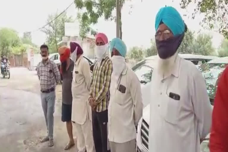 ਰੋਸ ਪ੍ਰਗਟ ਕਰਦੇ ਹੋਏ ਟੈਕਸੀ ਚਾਲਕ