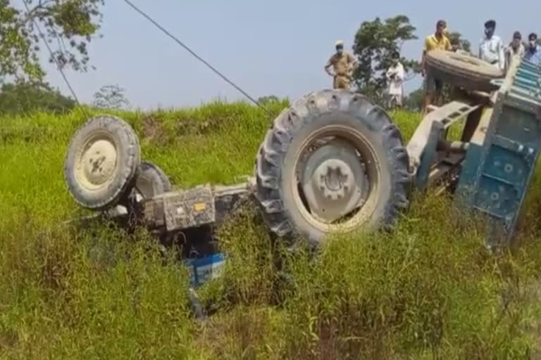 মঙলদৈত ট্ৰেক্টৰ বাগৰি মৃত্যু এজনৰ