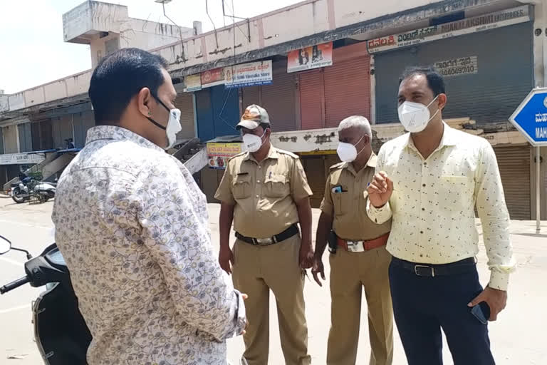 This is Karnataka, This is Karnataka and Talk in Kannada, Tahsildar argue with bike rider, Davanagere Tahsildar argue with bike rider, ಇದು ಕರ್ನಾಟಕ, ಇದು ಕರ್ನಾಟಕ ಮತ್ತು ಕನ್ನಡದಲ್ಲಿ ಮಾತನಾಡಿ, ಬೈಕ್​ ಸವಾರಿಗೆ ತರಾಟೆ ತೆಗೆದುಕೊಂಡ ತಹಶೀಲ್ದಾರ್​, ಬೈಕ್​ ಸವಾರಿಗೆ ತರಾಟೆ ತೆಗೆದುಕೊಂಡ ದಾವಣಗೆರೆ ತಹಶೀಲ್ದಾರ್,