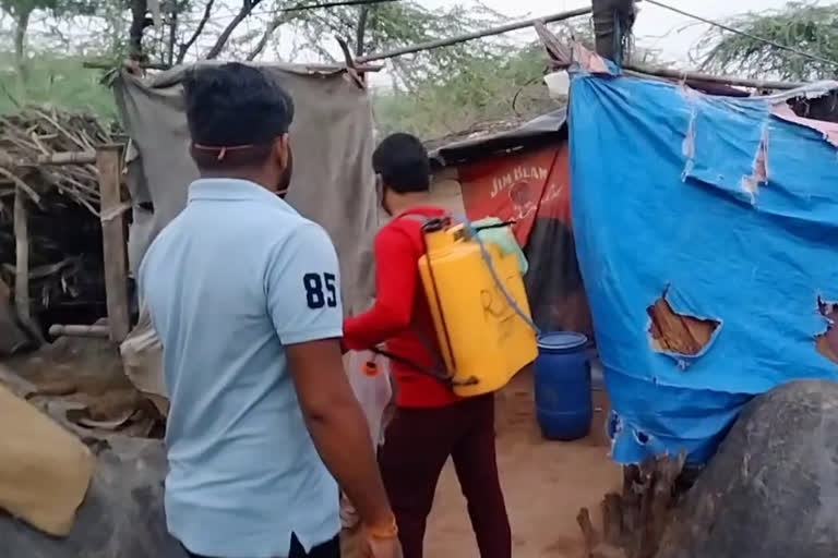 rss volunteers are constantly doing sanitization in sanjay colony of delhi