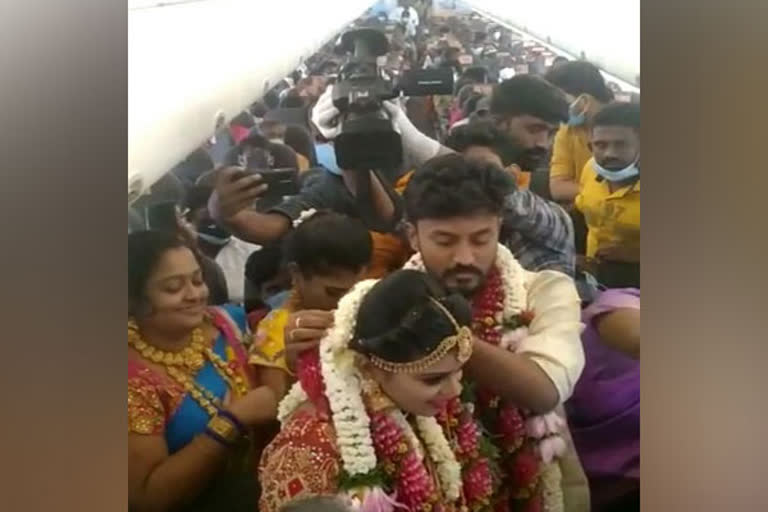 mid-air marriage episode  mid-air marriage of Madurai couple  Madurai couple news  DGCI latest newsw  DGCA, Director General of Civil Aviation  SpiceJet chartered plane  Madurai airport  DGCA orders probe into mid-air wedding  Tamil Nadu  വിമാനത്തിനുള്ളില്‍ കല്യാണം  കൊവിഡ് കാലത്തെ കല്യാണം  കല്യാണം വാർത്തകള്‍