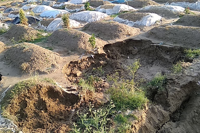 Delhi: Bad condition of cemetery after three days of rain