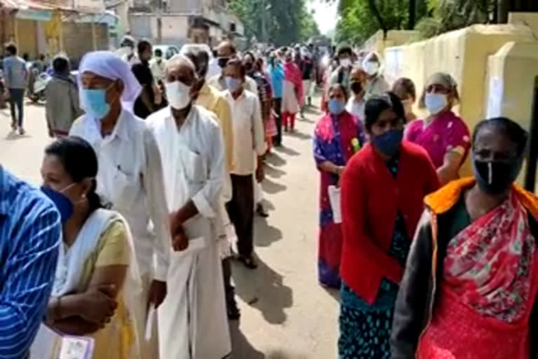 People  lined up to get the  covid vaccine