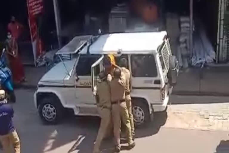 യുവാവും പോലീസും തമ്മിൽ റോഡിൽ വാക്കേറ്റം  clash between youth and police in malappuram  യുവാവും പൊലീസും തമ്മില്‍ വാക്കേറ്റം, ബലപ്രയോഗം  Ride without documents  വണ്ടൂർ സ്വദേശിയെ വാണിയമ്പലത്തുവെച്ച് പൊലീസ് പിടികൂടി.  Police arrested a Vandoor resident at Vaniyambalam.