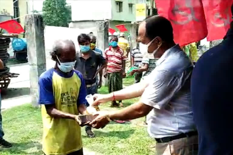 Political parties of Balurghat help the poor people in the lockdown situation in south dinajpur