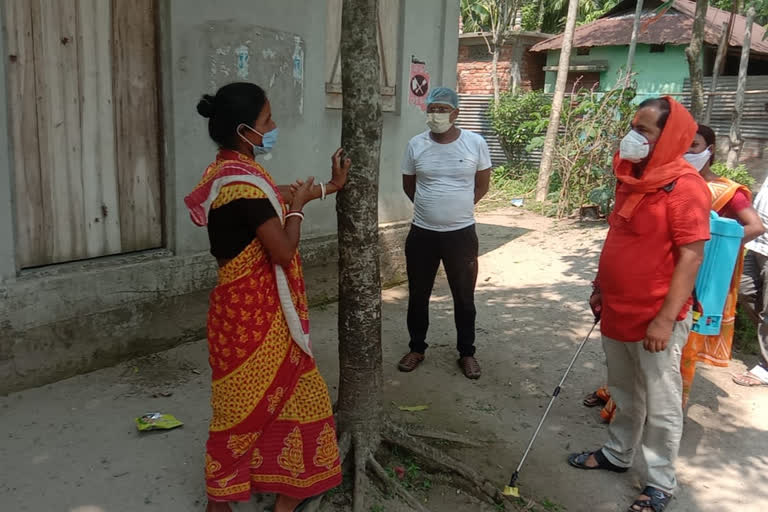 এলাকা স্যানিটাইজ করে, খাবার পৌঁছে দিয়ে মানুষের পাশে ময়নাগুড়ির বিধায়ক