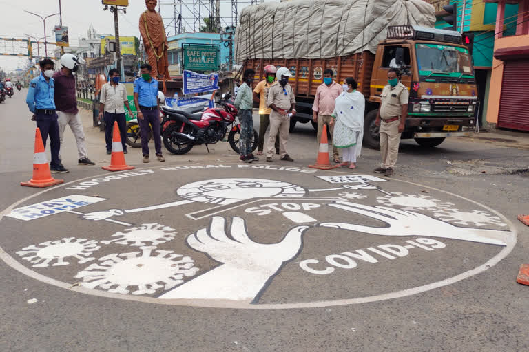 রাস্তায় ছবি এঁকে করোনা নিয়ে সচেতনতার প্রচার আরামবাগ পুলিশের