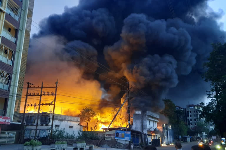 fire-broke-out-in-the-foam-warehouse