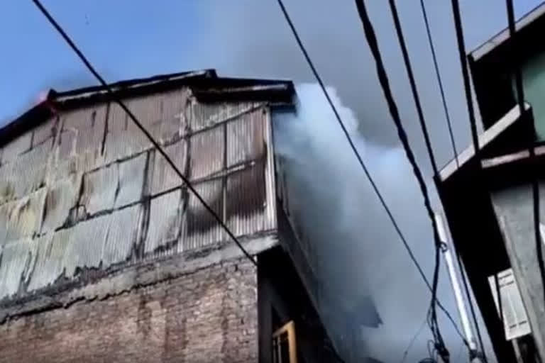 Jk_ang_02_Fire broke out at nayid mohalla bijbehara _Av_jkc10023