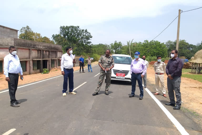 Palamu division commissioner and dig inspected inter-state border in latehar