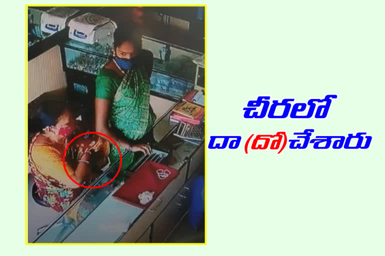 Two womens theft gold ornaments at jewellry shop