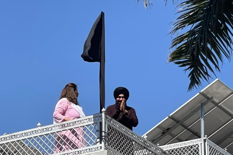 Navjot Sidhu hoist black flag