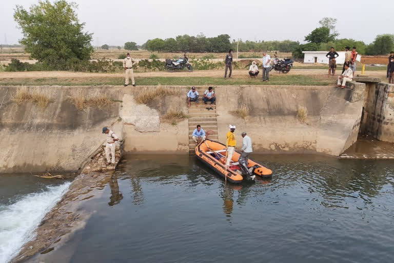 परिवार समेत नहर में गिरा बाइक सवार