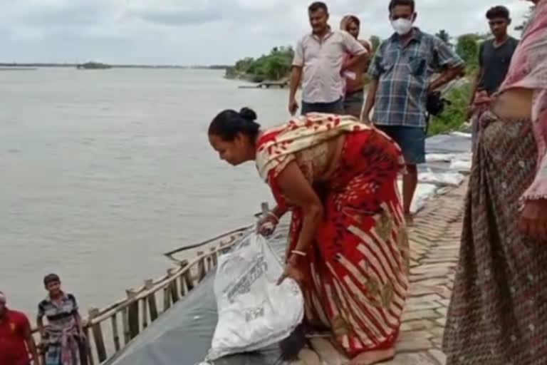 দুর্বল নদীবাঁধ মেরামতির কাজে হাত লাগিয়েছে স্থানীয়রা