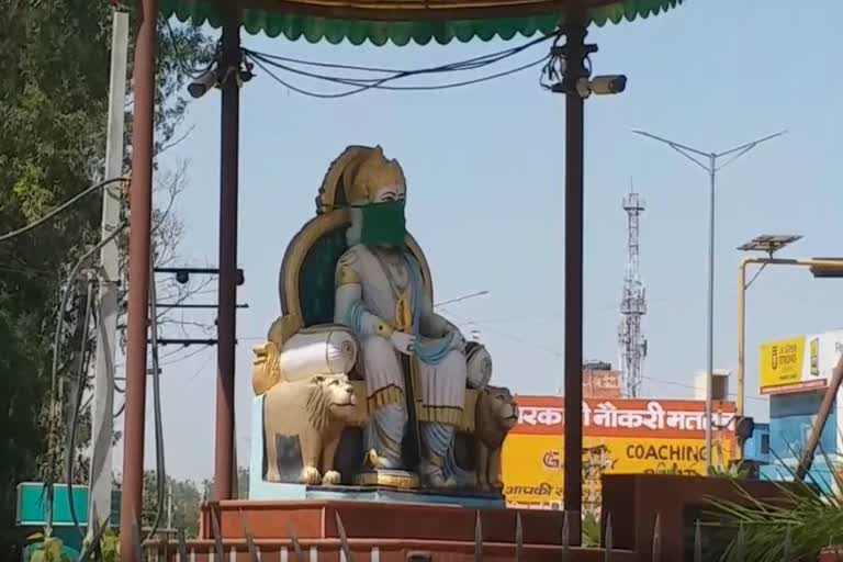 symbolically-masks-are-applied-on-the-statue-of-freedom-fighters-and-great-men-in-sonipat