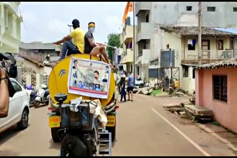 ಸ್ಯಾನಿಟೈಸ್'​ ಮಾಡಿದ ಸತೀಶ ಜಾರಕಿಹೊಳಿ‌ ಅಭಿಮಾನಿಗಳು