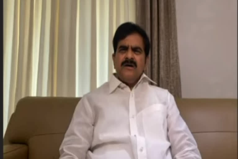 మాట్లాడుతున్న దేవినేని ఉమ