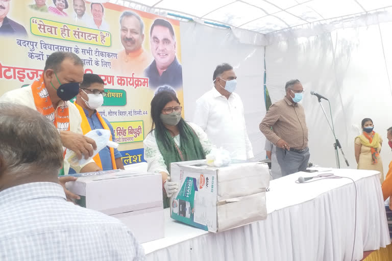 mayor anamika mithilesh singh distributed sanitation machine in hari nagar delhi