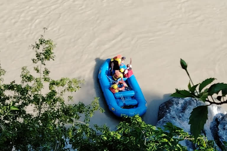 Woman jumped into Alaknanda River