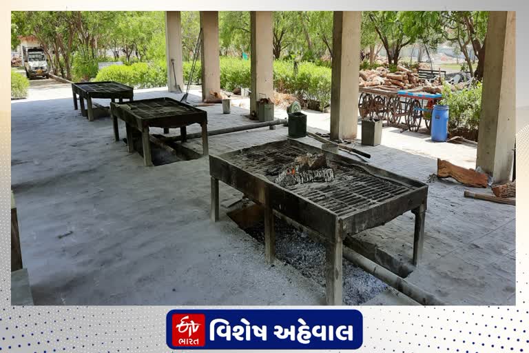 સ્મશાન ગૃહોના કર્મચારીઓ રોજના સેંકડો મૃતદેહોના કરે છે અગ્નિ સંસ્કાર, છતાંય તેમના માટે કોઈ સુવિધા નહીં