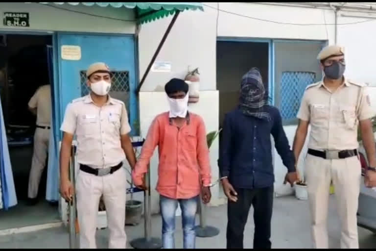 बदमाशों ने पुलिस पर की फायरिंग