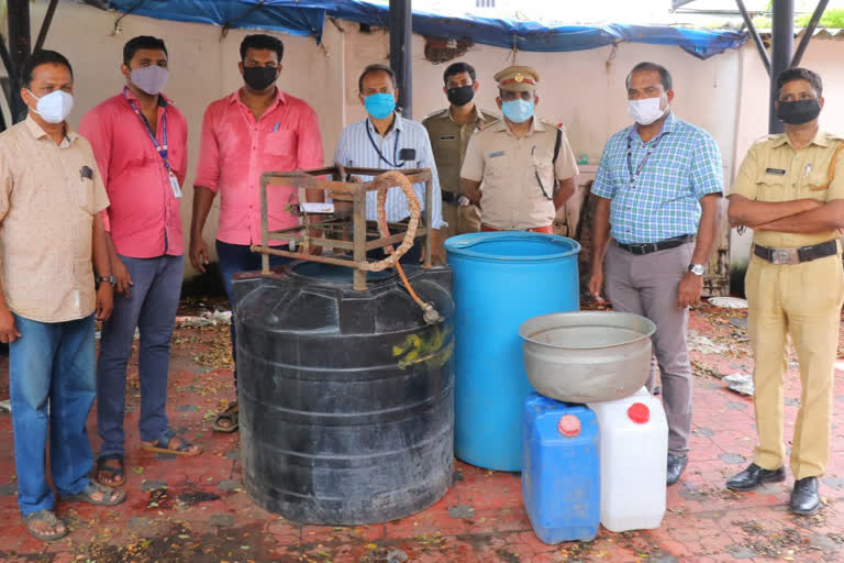 illegal liquor  kollam illegal liquor  lockdown illegal liquor  വ്യാജമദ്യ ലോബി  കൊല്ലം വ്യാജമദ്യം  കൊല്ലം വ്യാജമദ്യം വാർത്ത