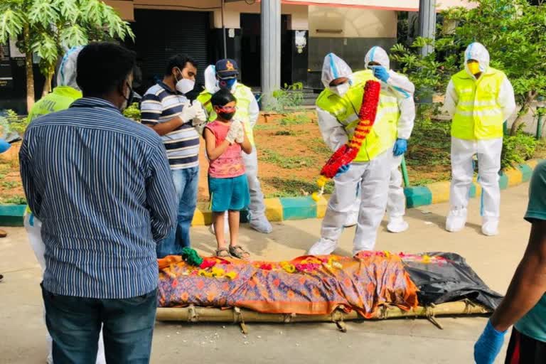 funeral of a covid infected died woman