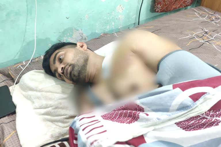 two miscreants shot youth at Kalu Sarai of delhi