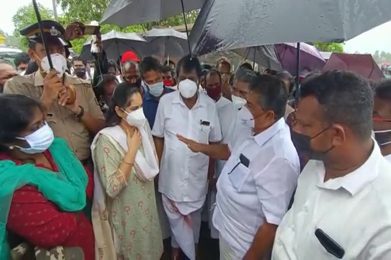 വിഴിഞ്ഞം ബോട്ടപകടം  വിഴിഞ്ഞം ബോട്ടപകടം  വിഴിഞ്ഞം ബോട്ടപകടം വാർത്ത  മത്സ്യത്തൊഴിലാളികൾക്ക് വേണ്ടിയുള്ള തെരച്ചിൽ  തെരച്ചിൽ തുടരുന്നു  11 പേരാണ് അപകടത്തിൽപെട്ടു  വിഴിഞ്ഞത്ത് ബോട്ട് അപകടത്തിൽ  വിഴിഞ്ഞത്ത് ബോട്ട് അപകടവാർത്ത  Vizhinjam boat accident news  Vizhinjam boat accident  Vizhinjam boat accident  Saji Cherian and Anthony Raju reached the spot  ministers visited the place  boat accident in Vizhinjam