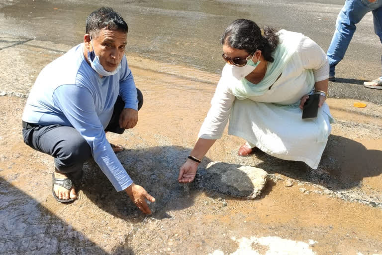 Water pipeline broken in Dakshinpuri area in south delhi