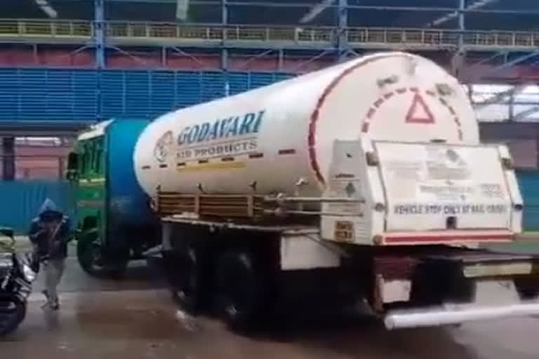 Odisha continues transporting oxygen amidst cyclone Yaas  യാസ് ചുഴലിക്കാറ്റിനെ അതിജീവിച്ച് ഓക്‌സിജന്‍ ടാങ്കറുകള്‍ അയച്ച് ഒഡീഷ  cyclone Yaas  യാസ് ചുഴലിക്കാറ്റ്  ഒഡീഷ പൊലീസ് ടാങ്കറുകള്‍ക്ക് അകമ്പടി വഹിച്ചിരുന്നു.  Odisha police escorted the tankers.