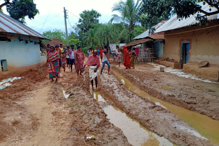 people showed agitation over road at malda