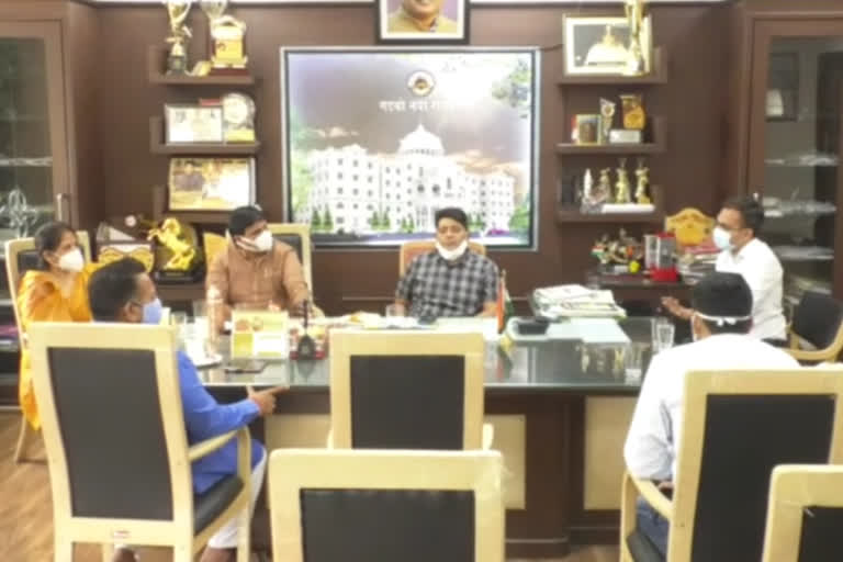 raipur-mayor-ejaz-dhebar-took-meeting-in-municipal-corporation