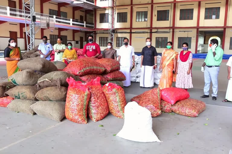 Adimali Grama Panchayat  launches home delivery of vegetable kits  വീടുകളില്‍ പച്ചക്കറികിറ്റുകള്‍ എത്തിക്കുന്ന പദ്ധതി  അടിമാലി ഗ്രാമപഞ്ചായത്ത്