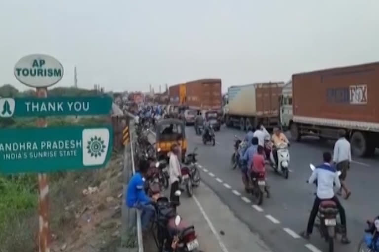 Private buses stopped at kurnool toll gate near to Telangana border