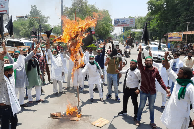 UP_MN_01 _ Muzaffarnagar Bhartiya Kisan Union staged a strong protest against the three agricultural Law bills_UPUR10009